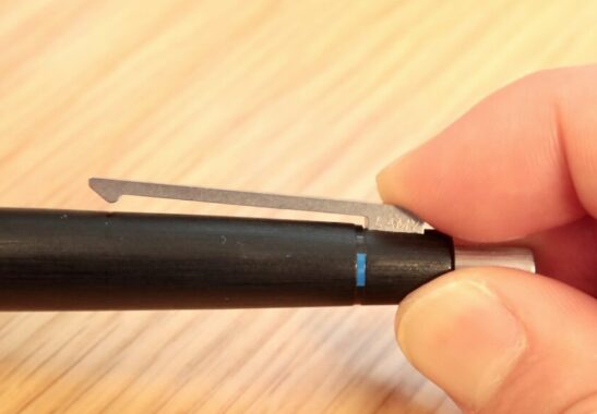 LAMY 2000を手に持ったところ